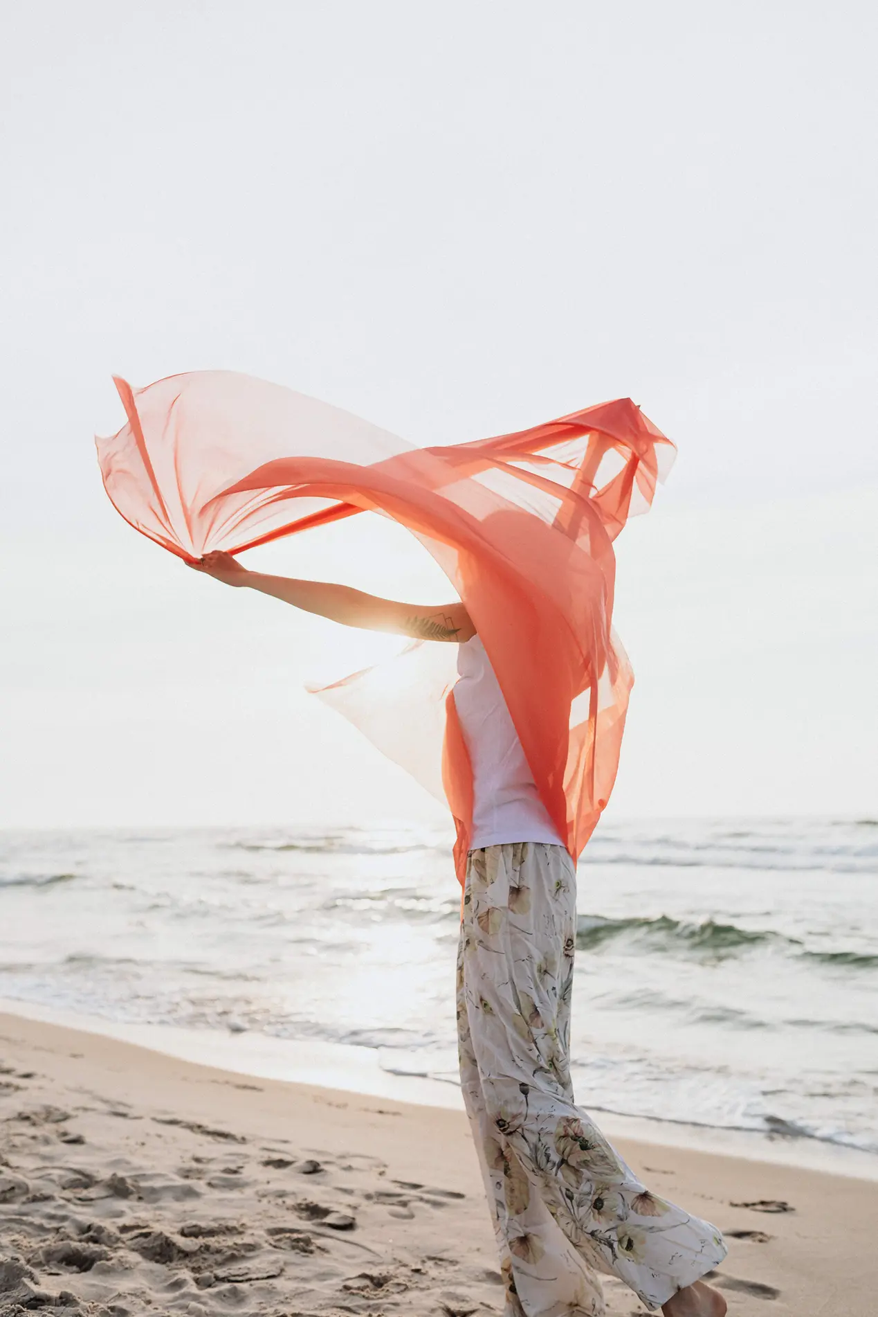 kaboompics_sea-waves-by-sunset-18421 1